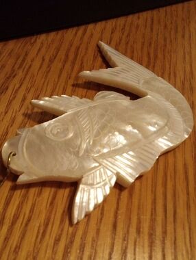 Mother-of-Pearl Fish Ornament for Aquariums - White